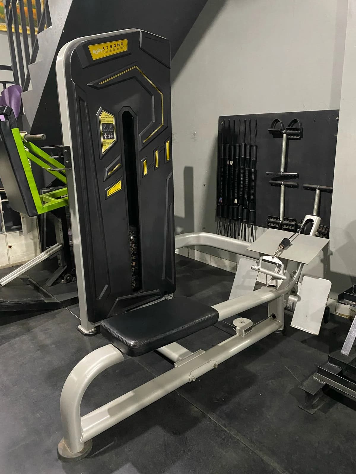 Back Machine di DRP Fitness Gym Cibitung — Bangun punggung yang kuat dan tegap.