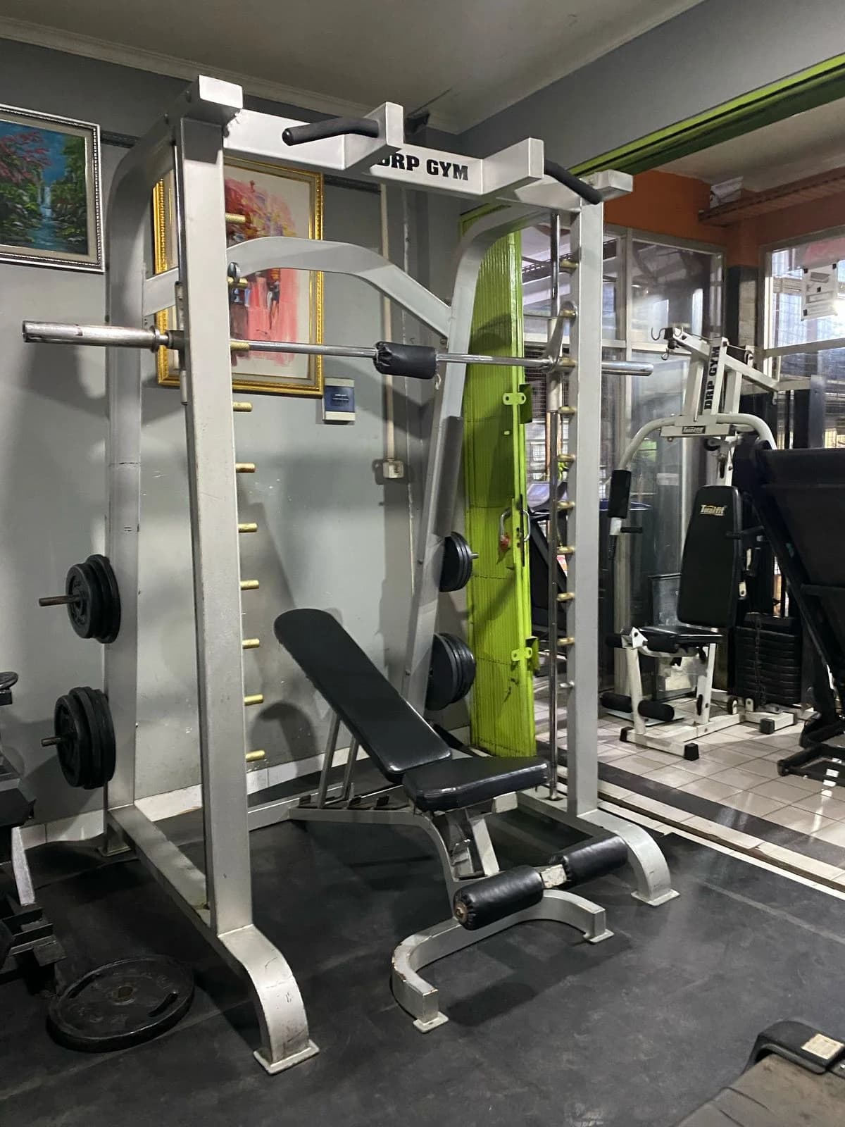 Bench Press Smith Machine di DRP Fitness Gym Cibitung — Untuk gerakan dada, punggung, dan banyak variasinya.