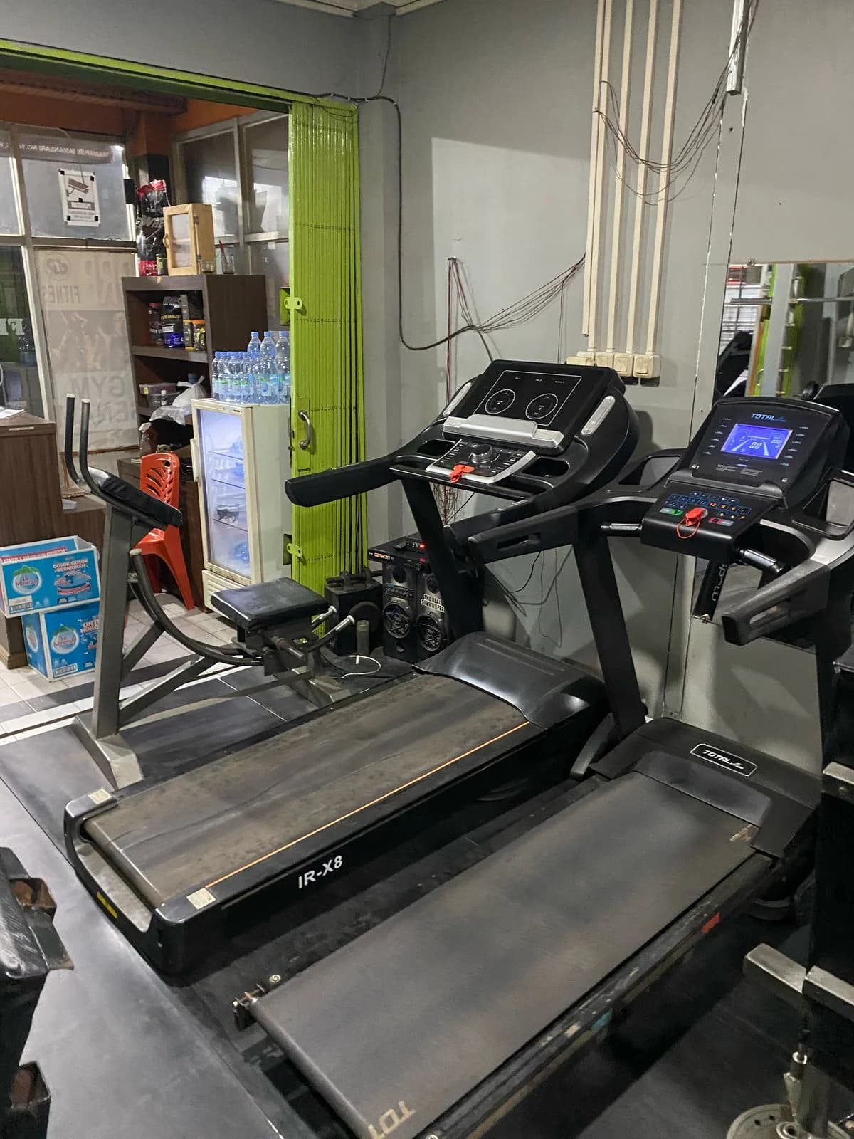 Cardio Zone di DRP Fitness Gym Cibitung — Treadmill untuk pemanasan dan bakar kalori.