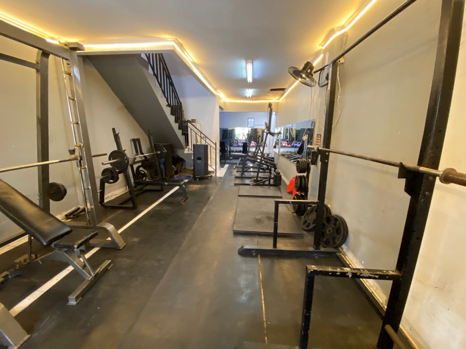 Chest Area di DRP Fitness Gym Cibitung — Zona dada dengan dumbbell & bench lengkap.