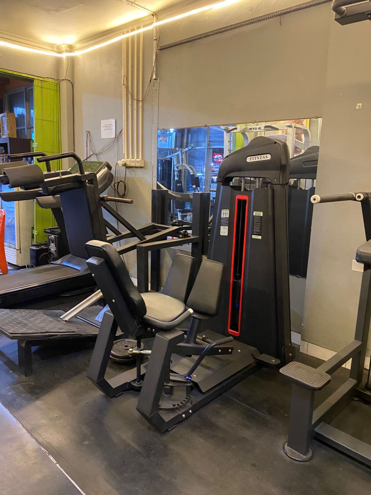 Leg Machine di DRP Fitness Gym Cibitung — Fokus otot kaki: quadriceps, hamstring, glutes.