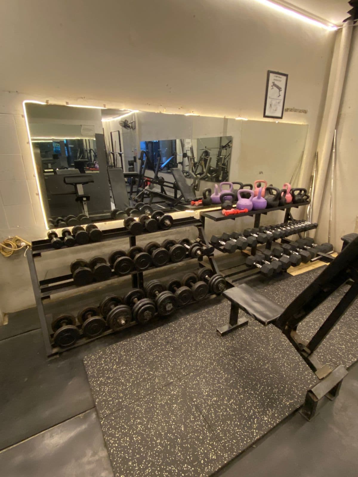 Weights & Dumbbells di DRP Fitness Gym Cibitung — Dumbbell berbagai pilihan berat.